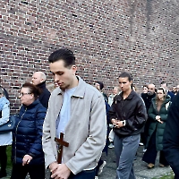 20.04.2026 - Droga Krzyżowa ulicami miasta Düsseldorf_103