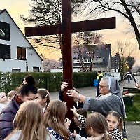 20.04.2026 - Droga Krzyżowa ulicami miasta Düsseldorf_45