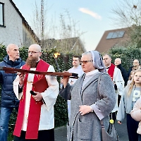 20.04.2026 - Droga Krzyżowa ulicami miasta Düsseldorf_65